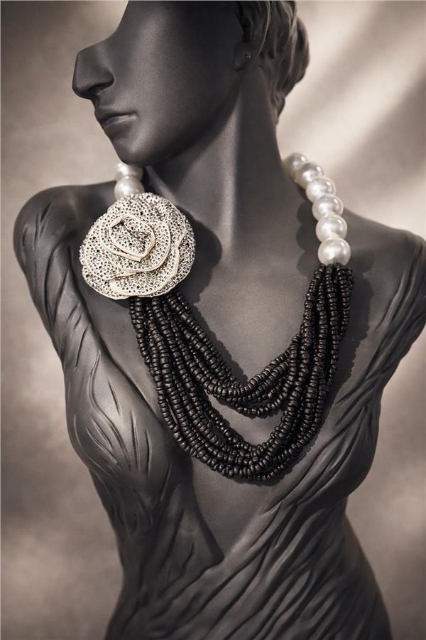 Megan İncili Siyah Boncuklu Çiçek Detaylı Kolye